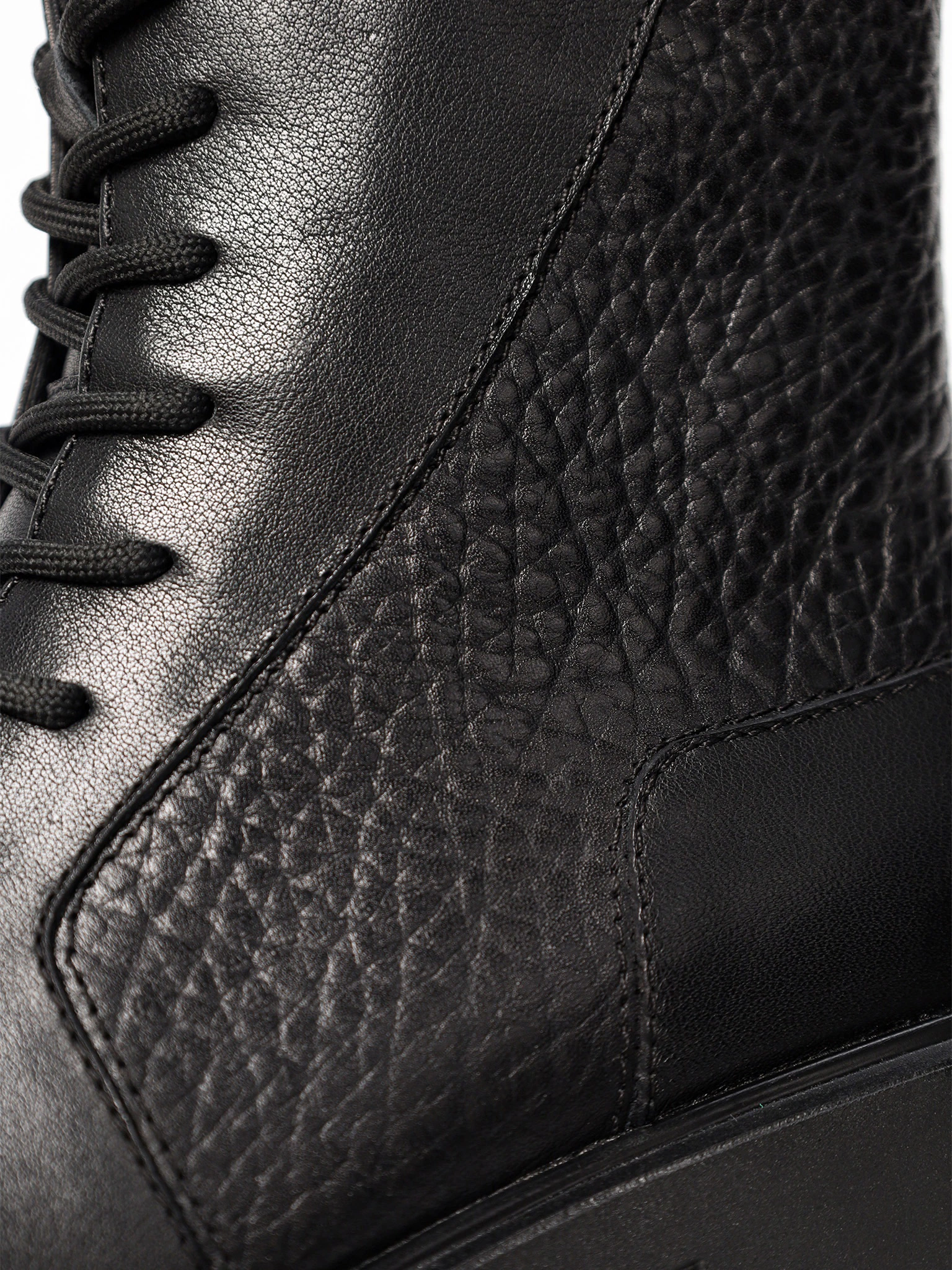 Ботинки черного цвета на среднем широком каблуке